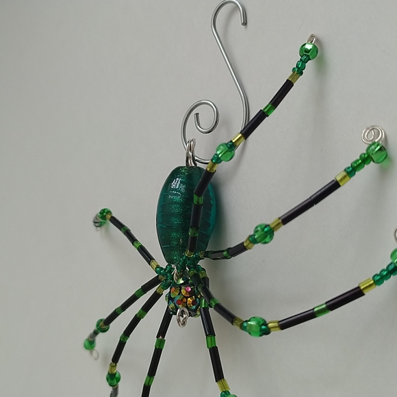 Handmade Green and Black Glass Beaded Spider - Picture 3 of 3